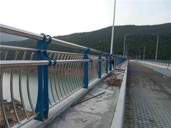 西宁不锈钢桥梁护栏的特点及其在桥梁安全中的重要作用