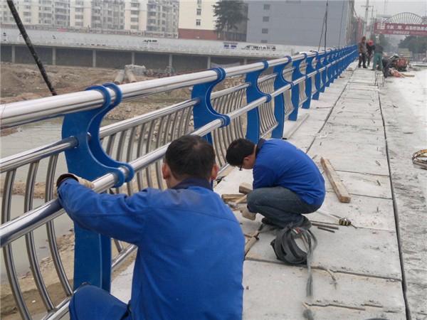 西宁不锈钢桥梁护栏除锈维护的重要性及其方法