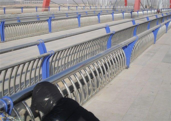 西宁不锈钢复合管护栏一种安全而耐用的防护解决方案
