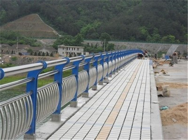 西宁不锈钢桥梁护栏的特性及其在现代建筑中的应用