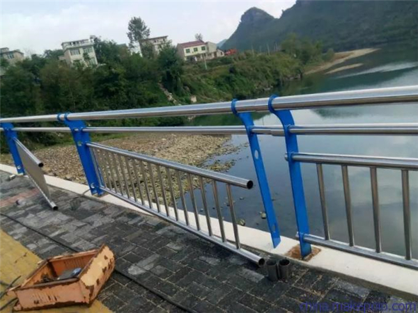 西宁不锈钢复合管护栏是一种卓越的防护材料